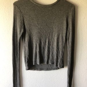 grey long sleeved shirt